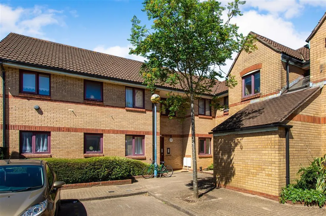 Flat Abernethy Quay in Swansea
