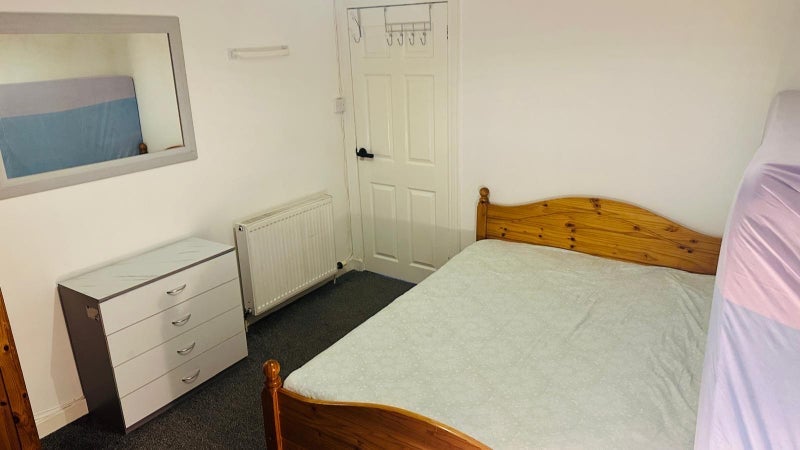 Room Kingsheath Avenue in Rutherglen