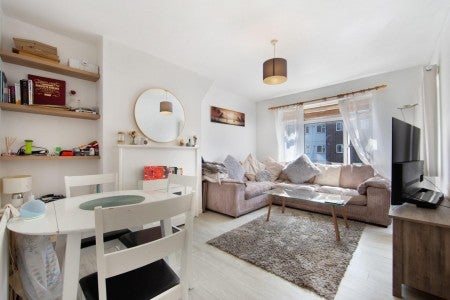 Flat Lowth Road in Greater London