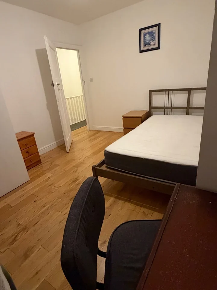 Room Franks Avenue in Greater London