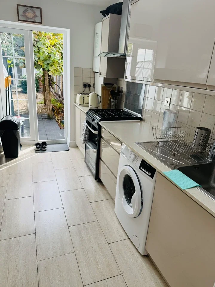 Room Franks Avenue in Greater London
