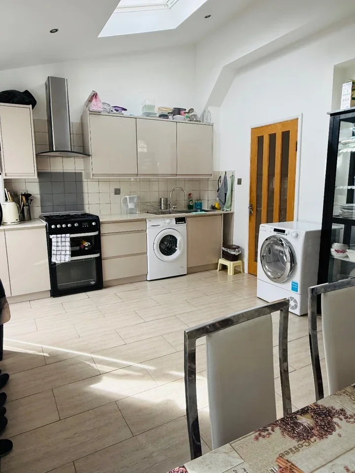 Room Franks Avenue in Greater London