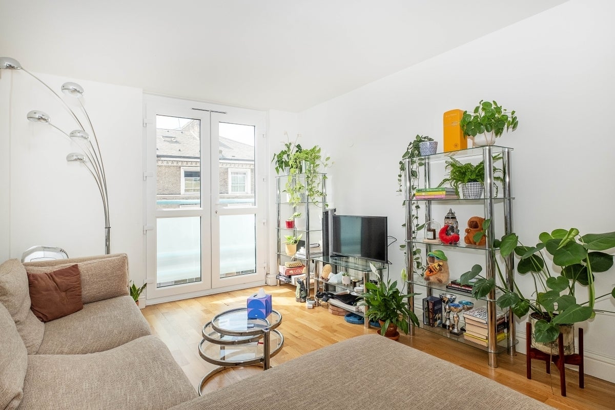 Flat Queenstown Road in Greater London
