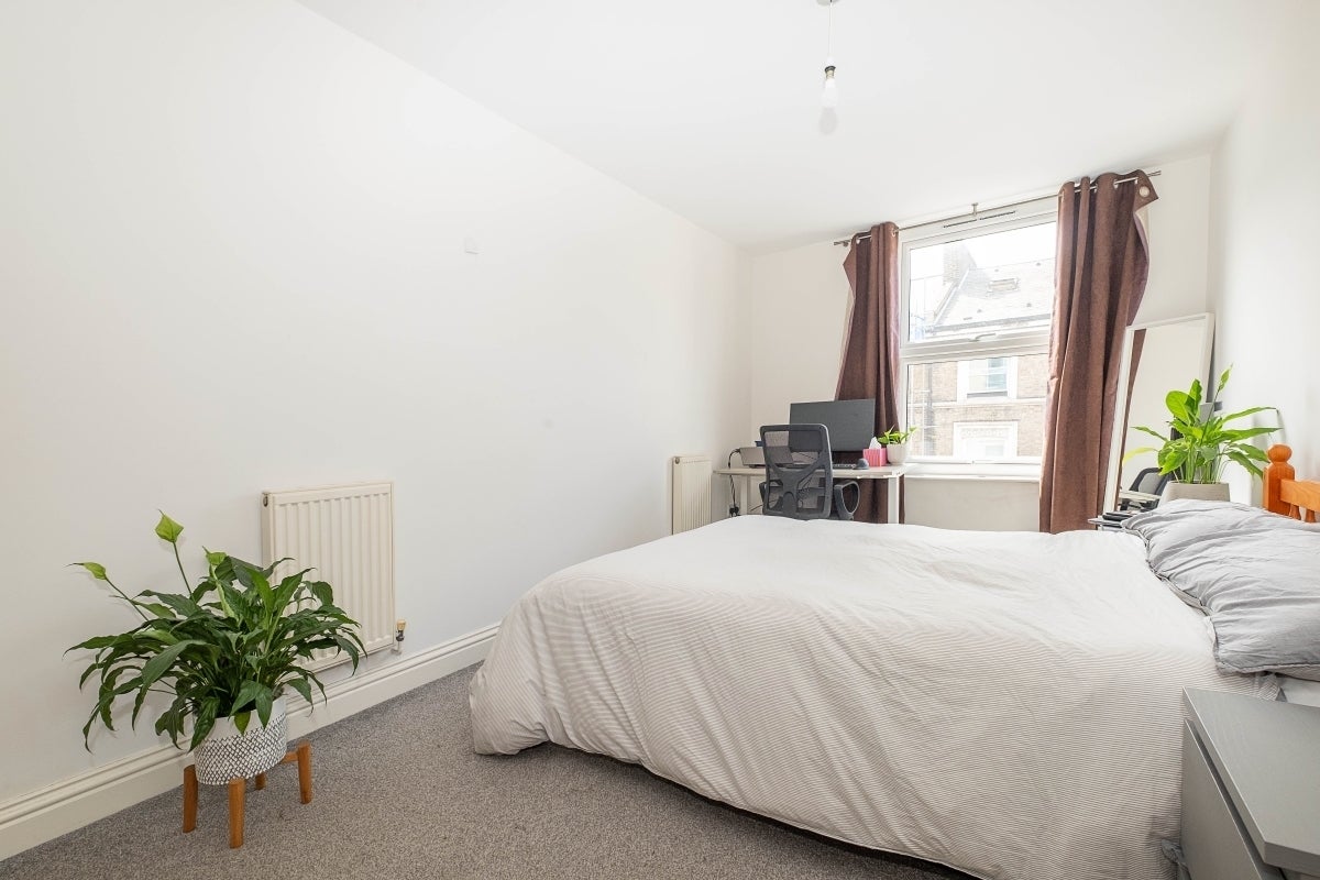 Flat Queenstown Road in Greater London