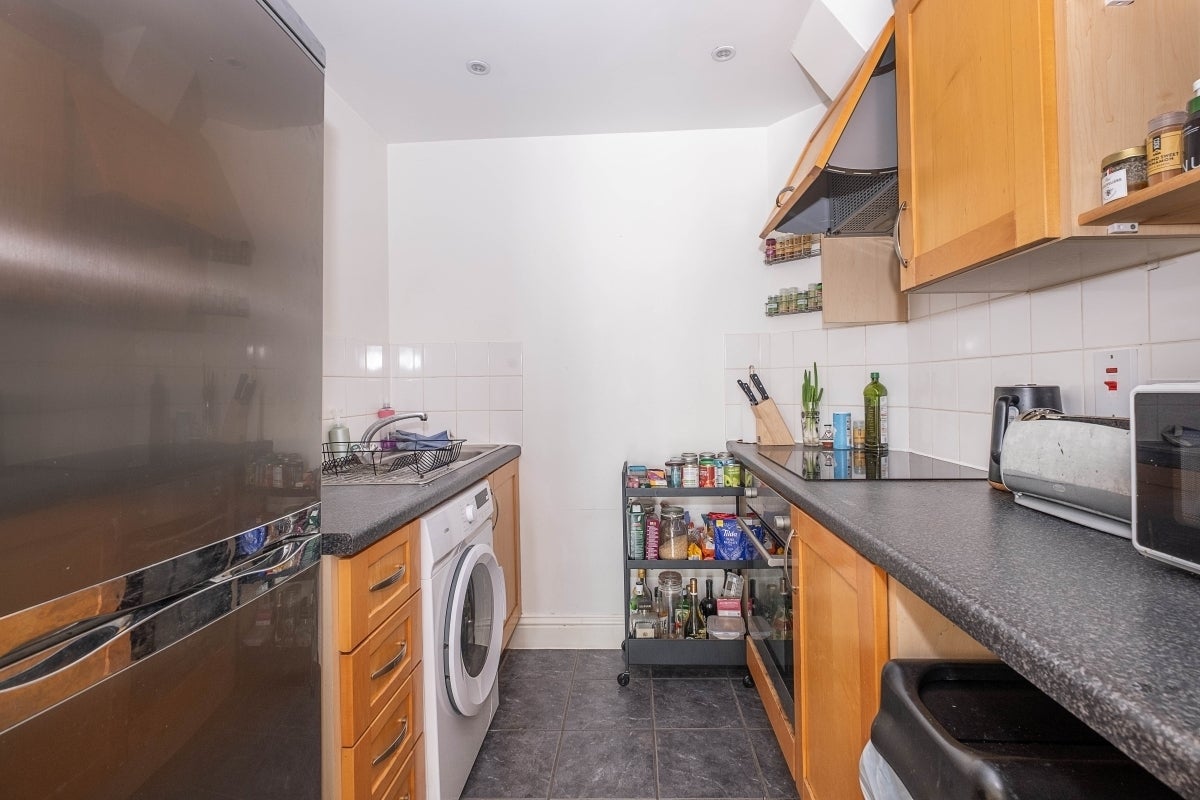 Flat Queenstown Road in Greater London