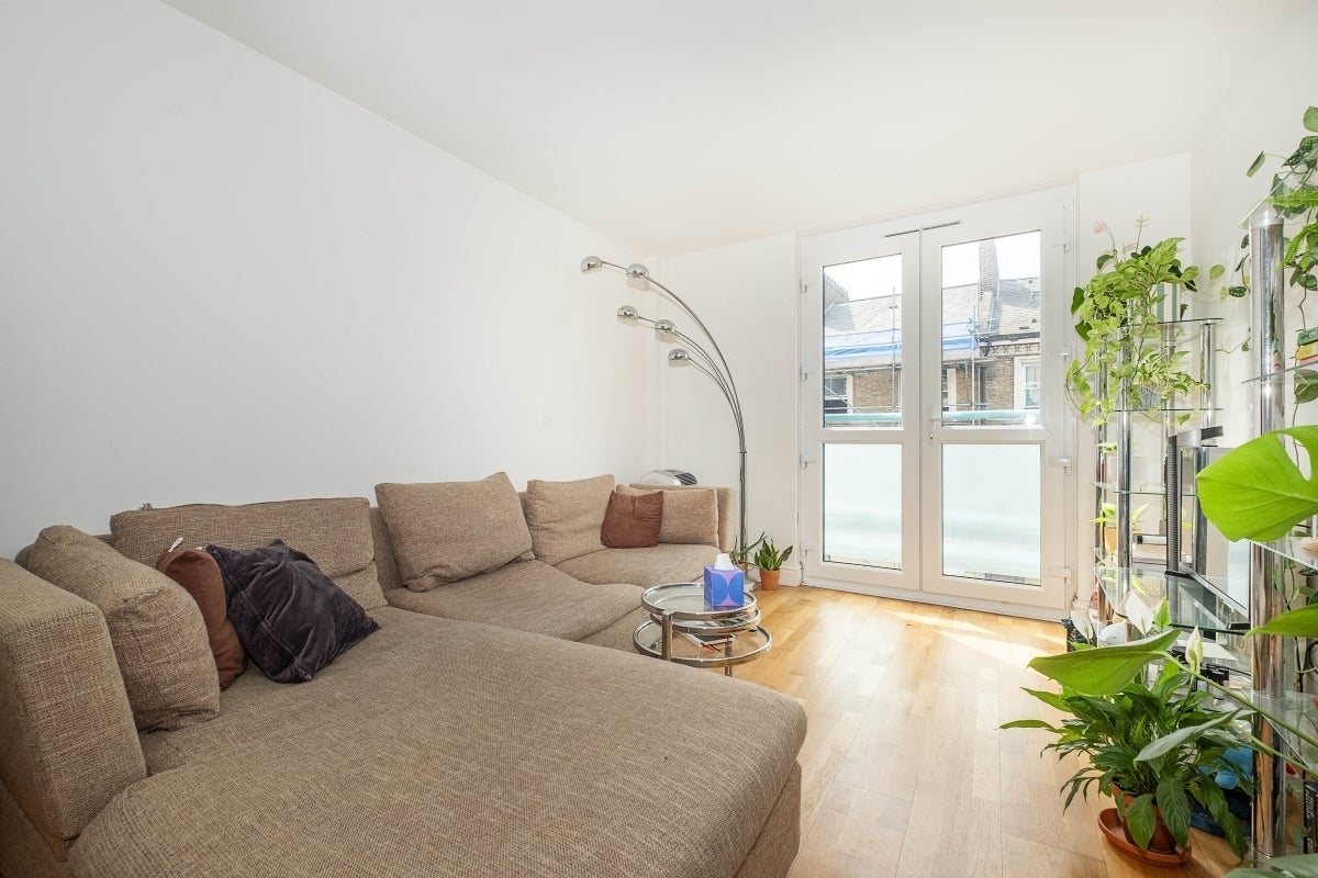 Flat Queenstown Road in Greater London