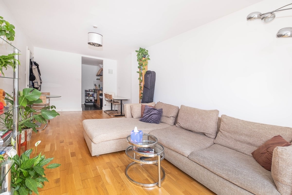 Flat Queenstown Road in Greater London