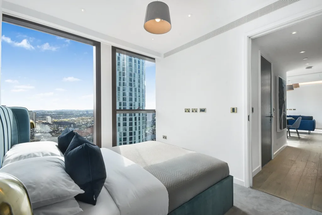 Flat Carnation Way in Greater London