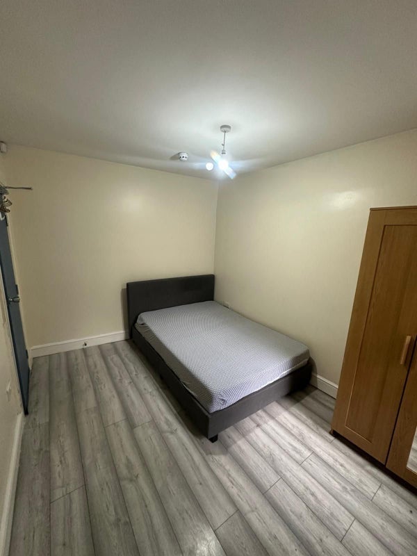 Room Floyd Road in Greater London