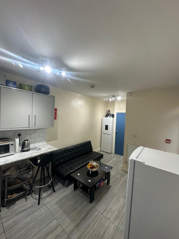 Room Floyd Road in Greater London