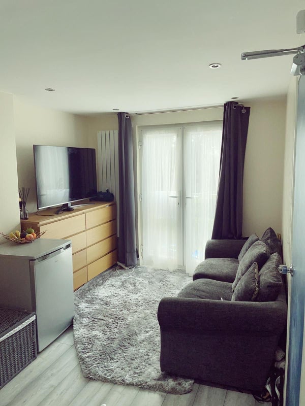 Room Floyd Road in Greater London