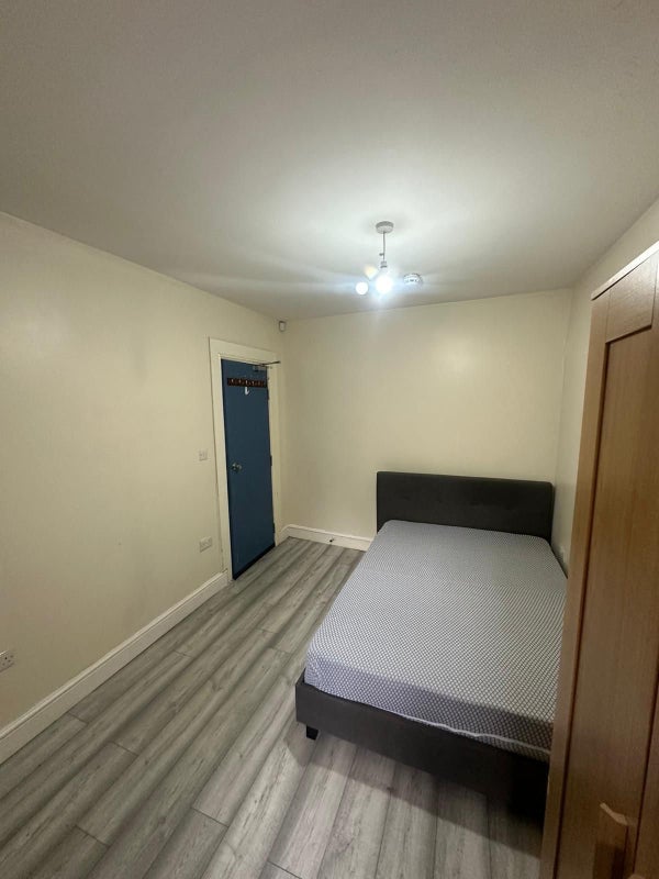 Room Floyd Road in Greater London