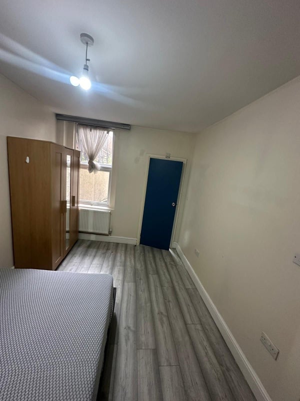 Room Floyd Road in Greater London