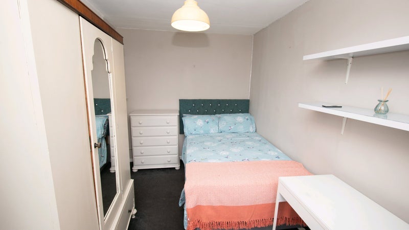 Room Crondall Street in Greater London