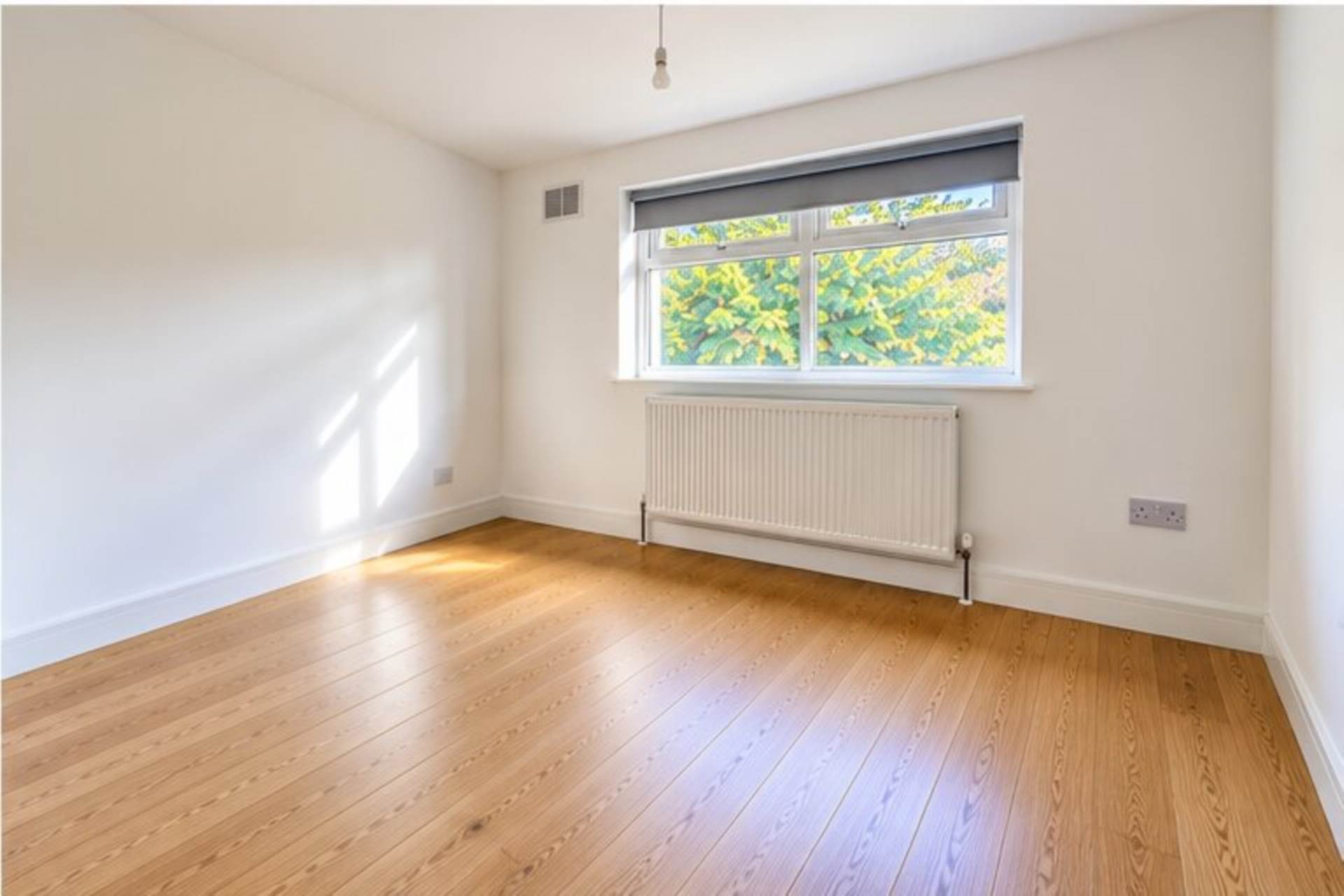 House Reynolds Avenue in Greater London