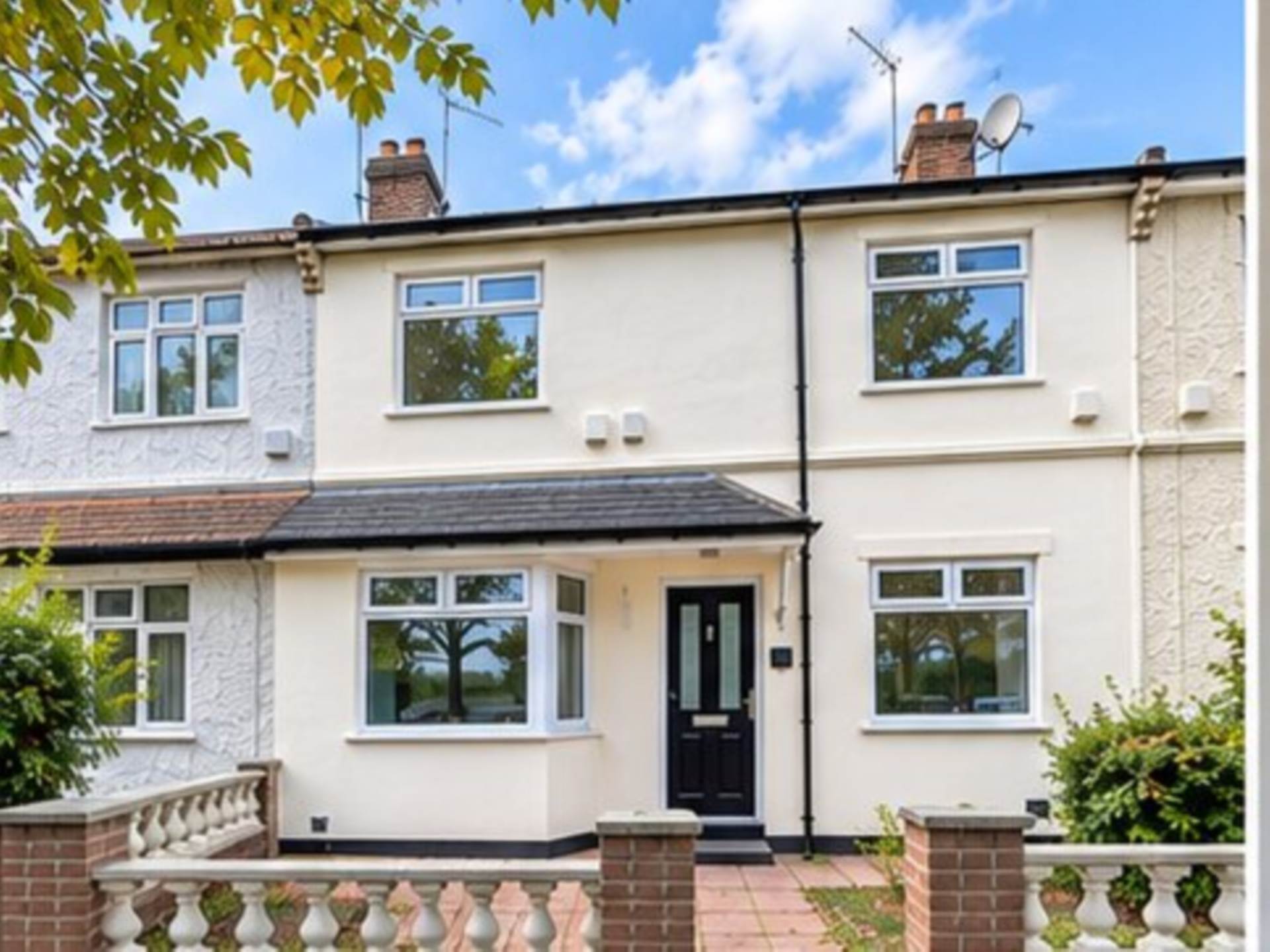 House Reynolds Avenue in Greater London