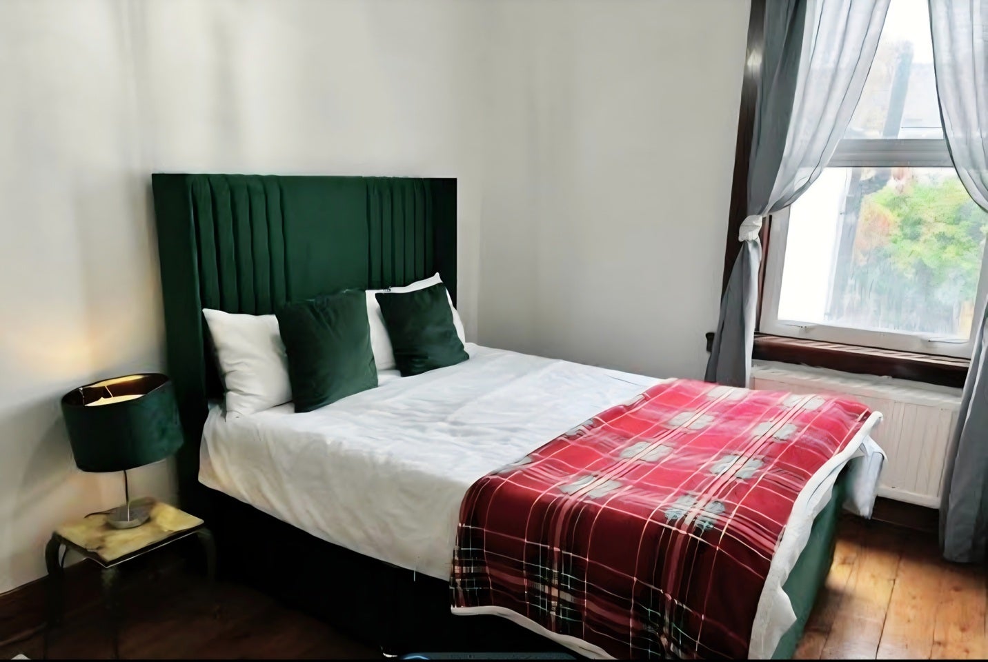 Room Oval Road in Greater London