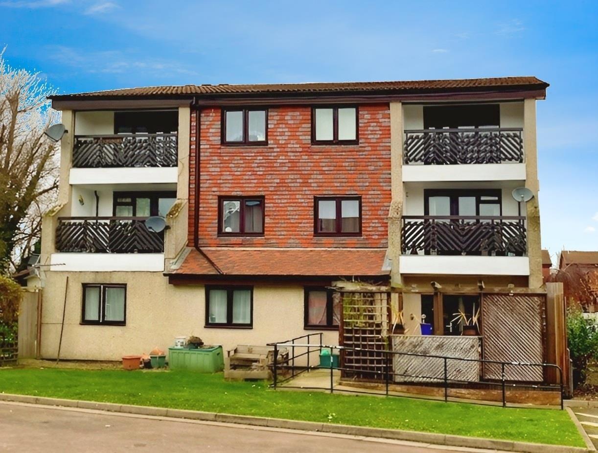 Flat Derwent Road in Greater London