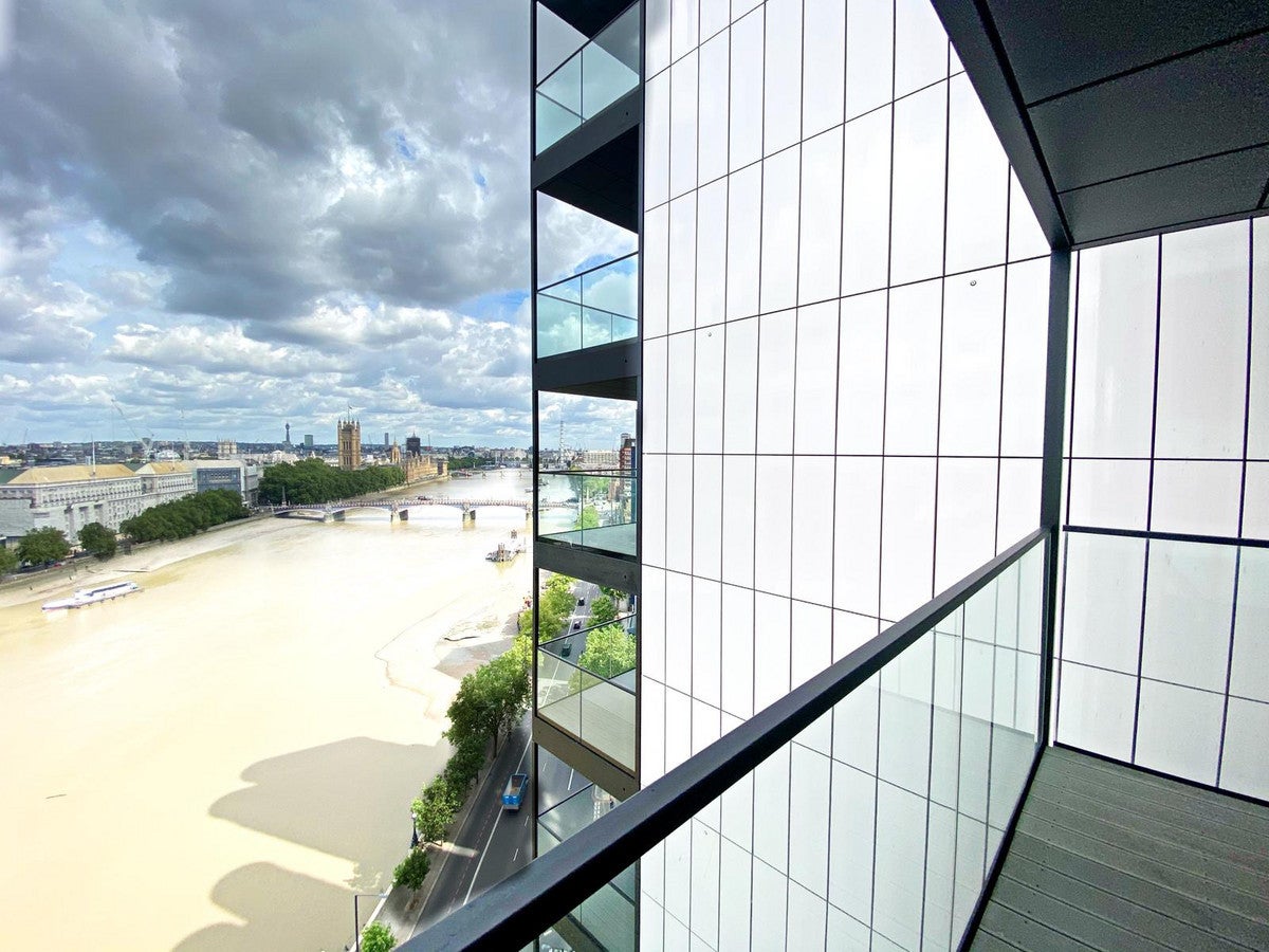 Flat Albert Embankment in Greater London