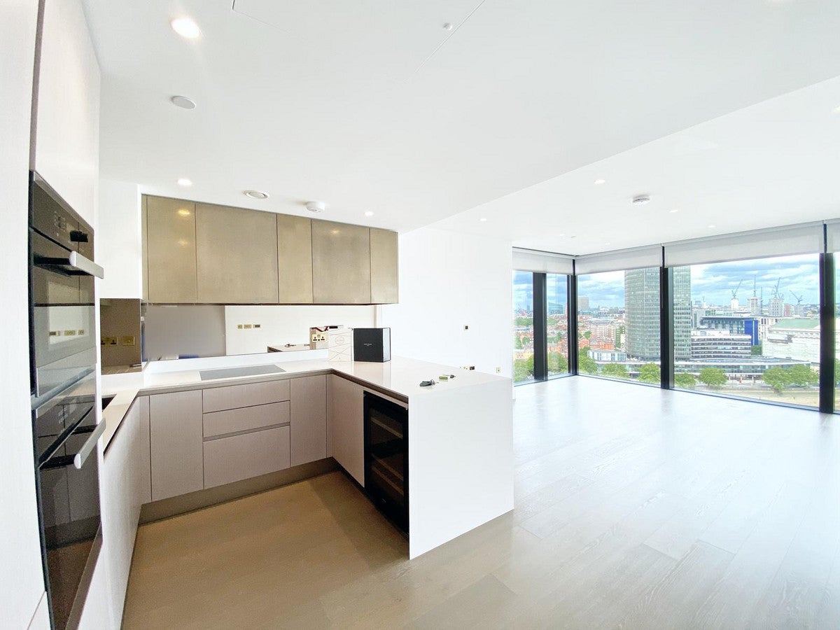 Flat Albert Embankment in Greater London