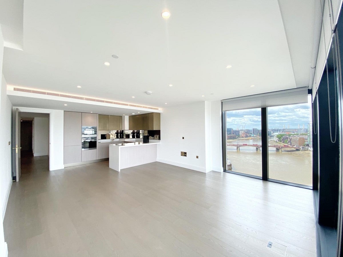 Flat Albert Embankment in Greater London