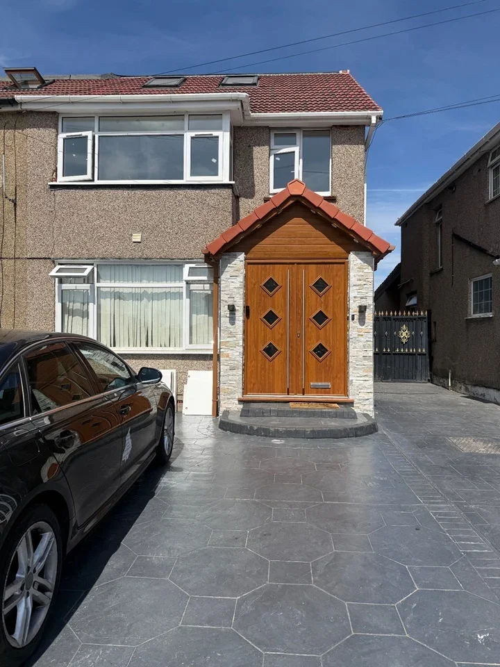 House Wentworth Crescent in Greater London