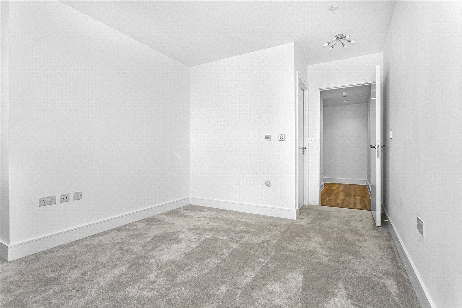Flat Healum Avenue in Greater London