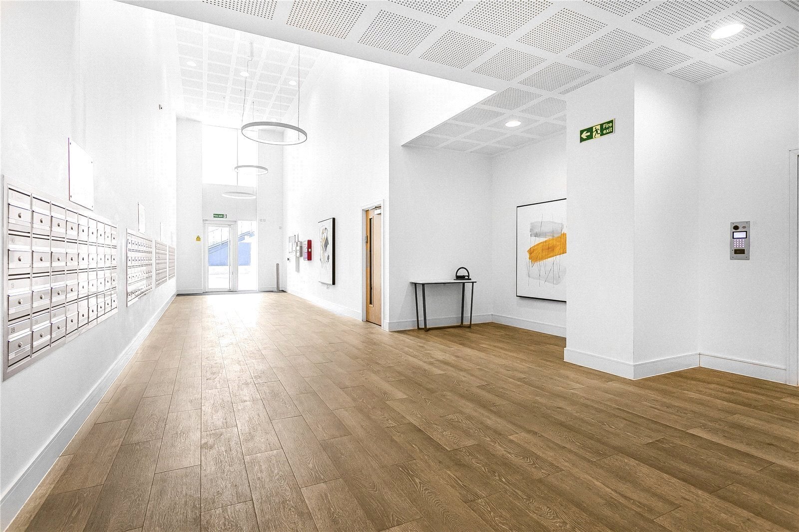Flat Healum Avenue in Greater London