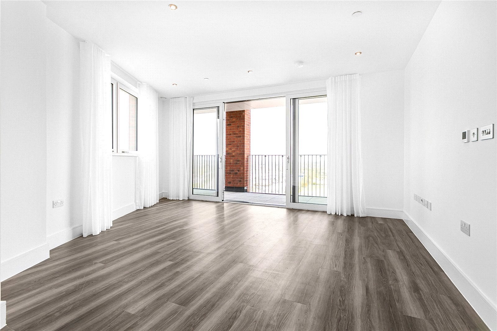Flat Healum Avenue in Greater London