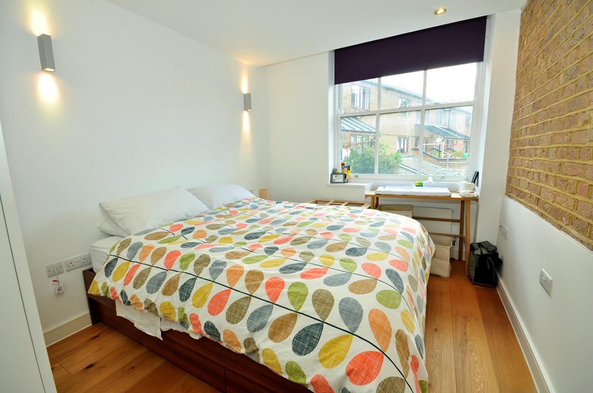 Flat Middlesex Street in Greater London