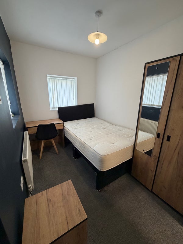 Room Manchester Road East in Salford