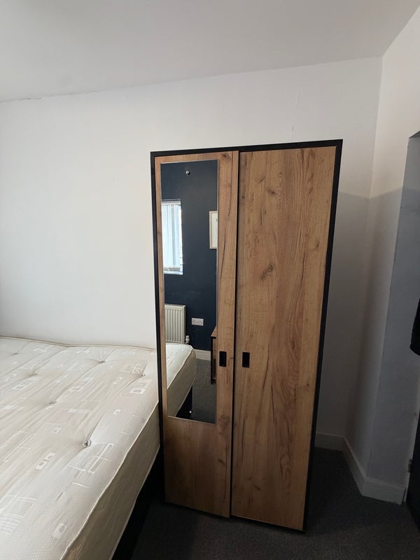 Room Manchester Road East in Salford