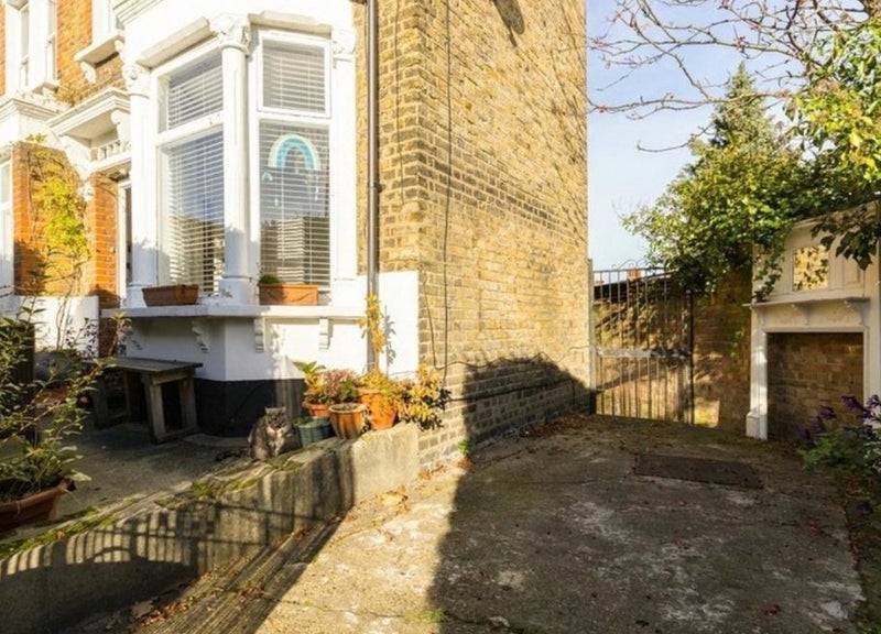 Room Inverine Road in Greater London