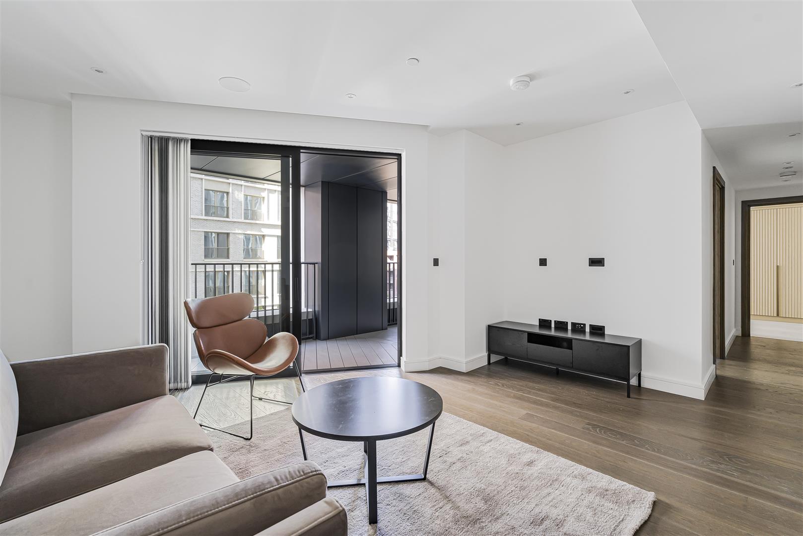 Flat Ponton Road in Greater London