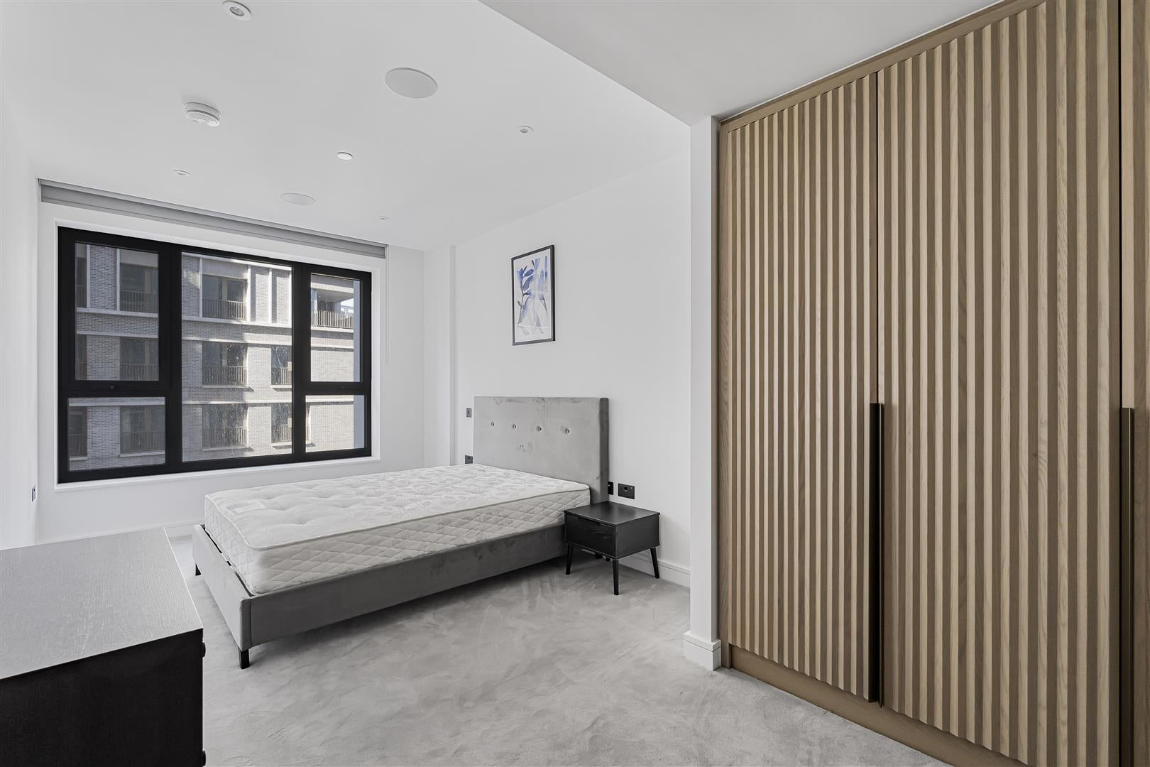 Flat Ponton Road in Greater London