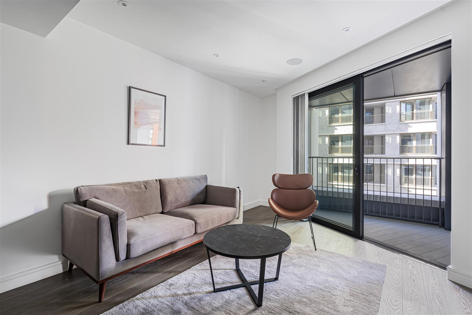 Flat Ponton Road in Greater London