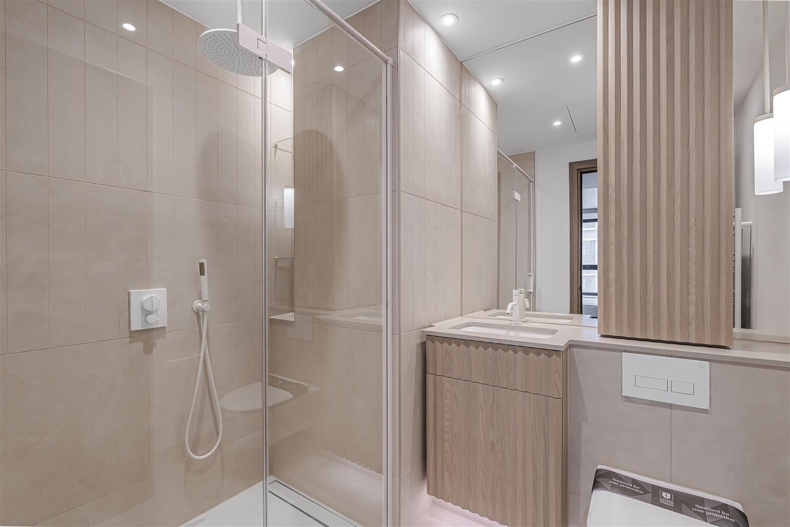Flat Ponton Road in Greater London