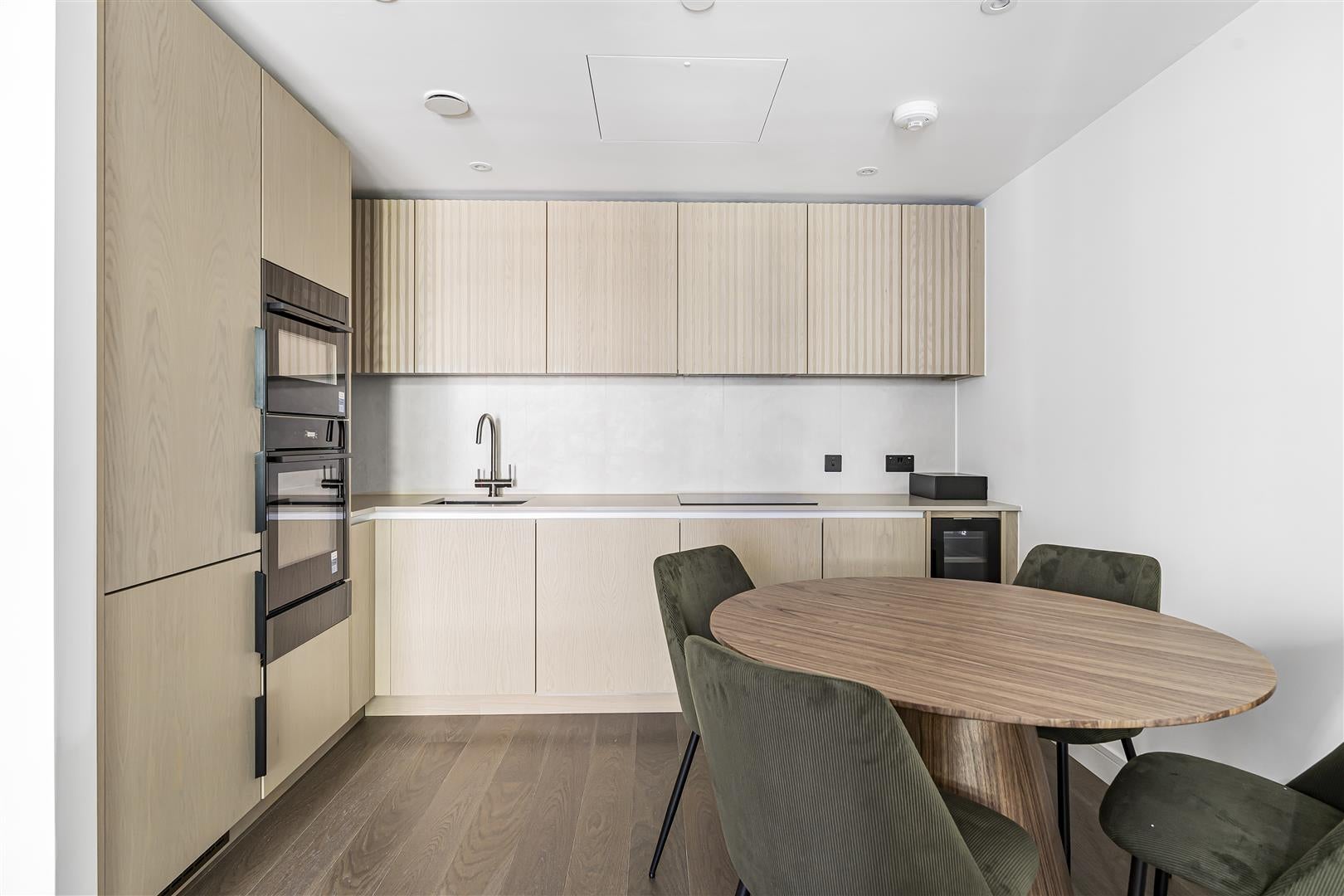 Flat Ponton Road in Greater London