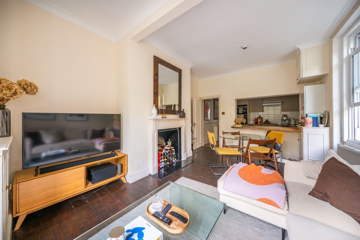Flat Venn Street in Greater London