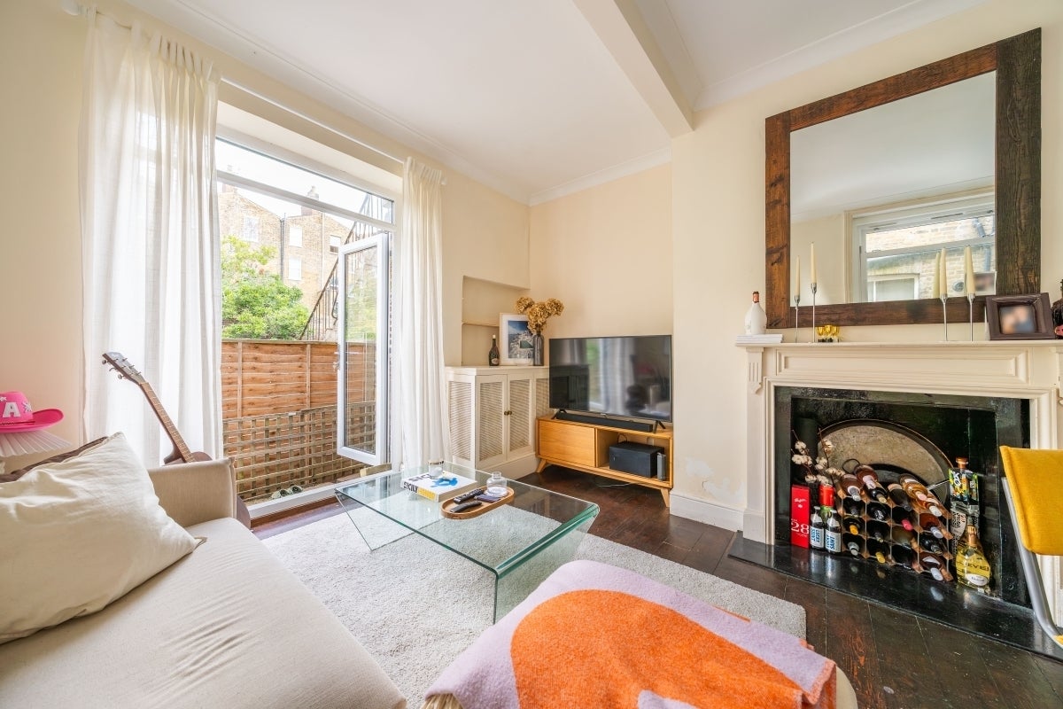 Flat Venn Street in Greater London