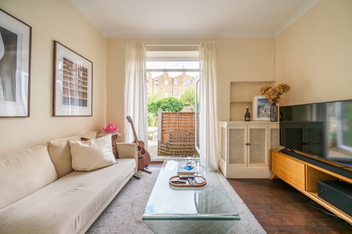 Flat Venn Street in Greater London
