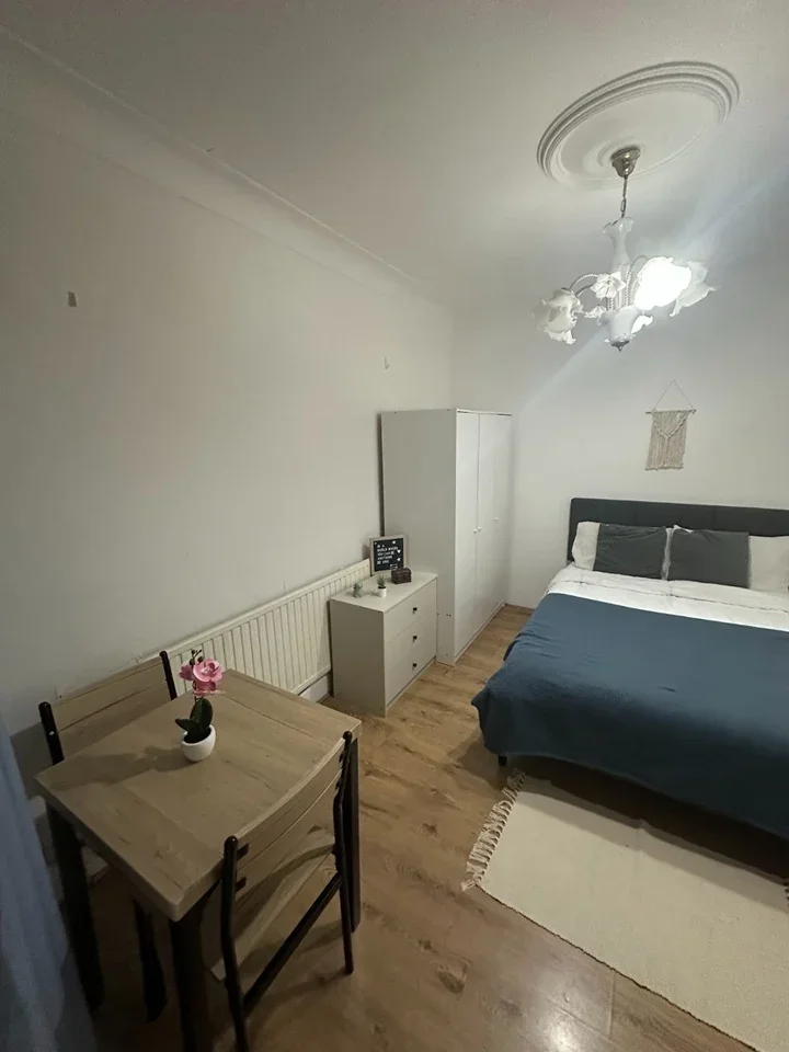 Room Downhills Way in Greater London