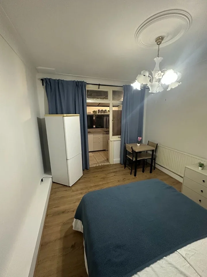 Room Downhills Way in Greater London