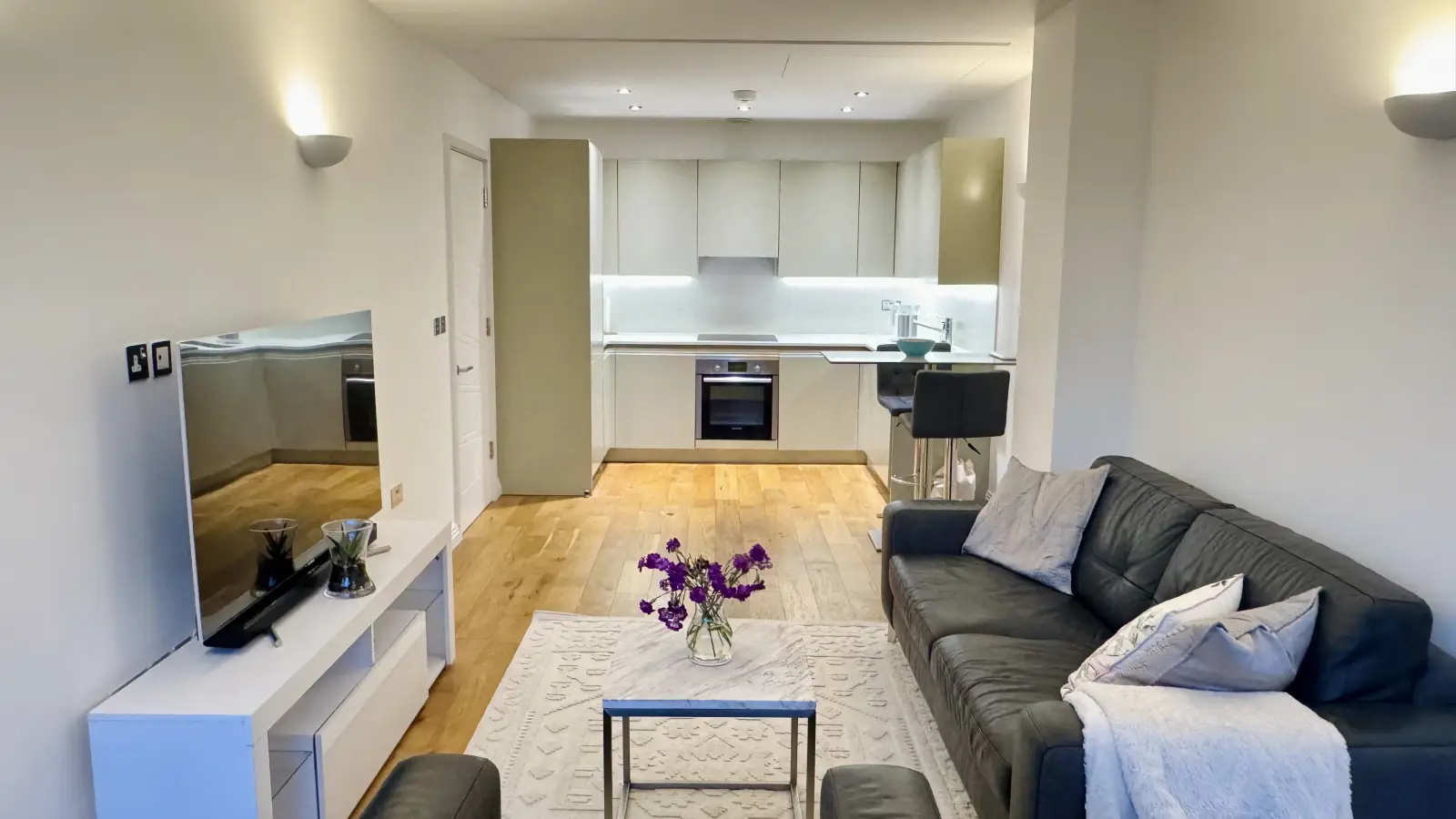 Flat Western Avenue in Greater London