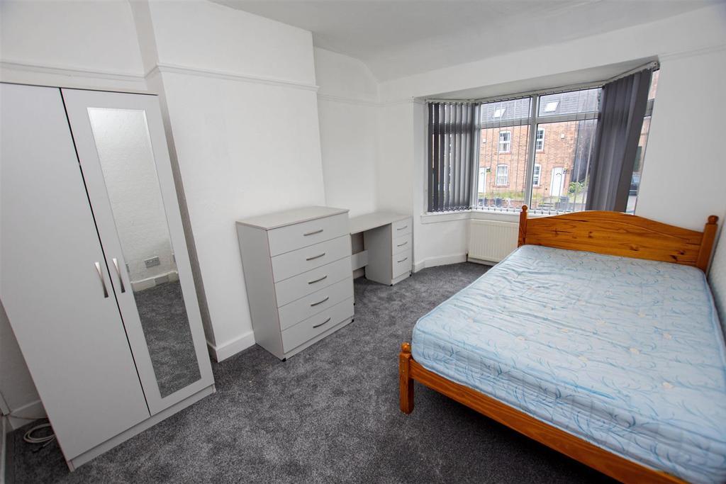 Flat Harborne Park Road in Birmingham