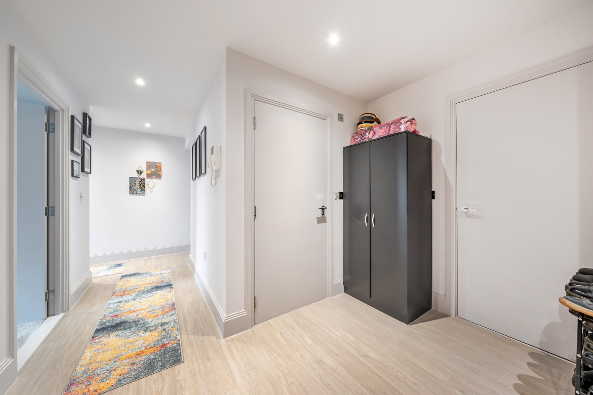 Flat Grange Road in Greater London