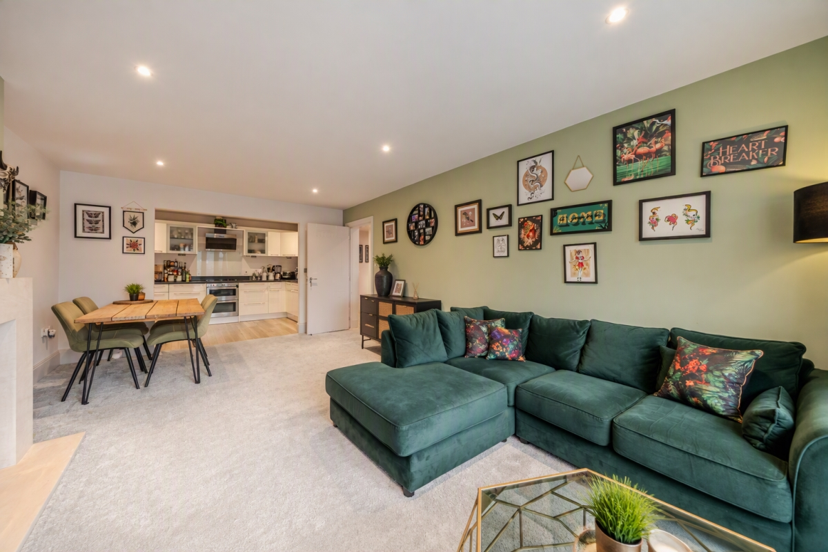 Flat Grange Road in Greater London