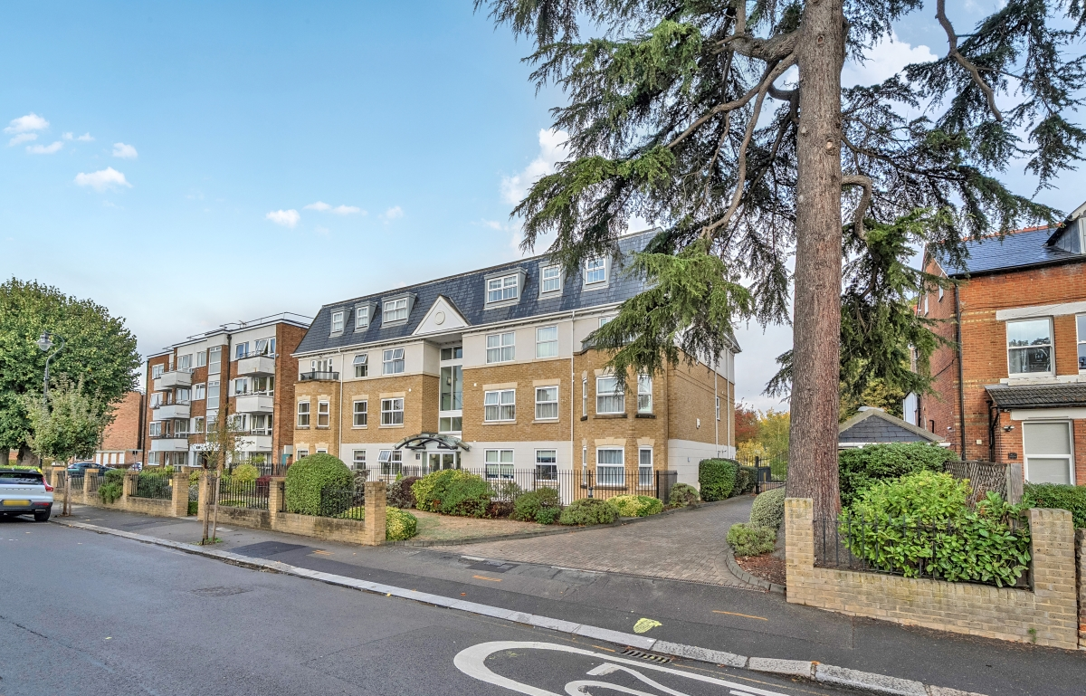 Flat Grange Road in Greater London