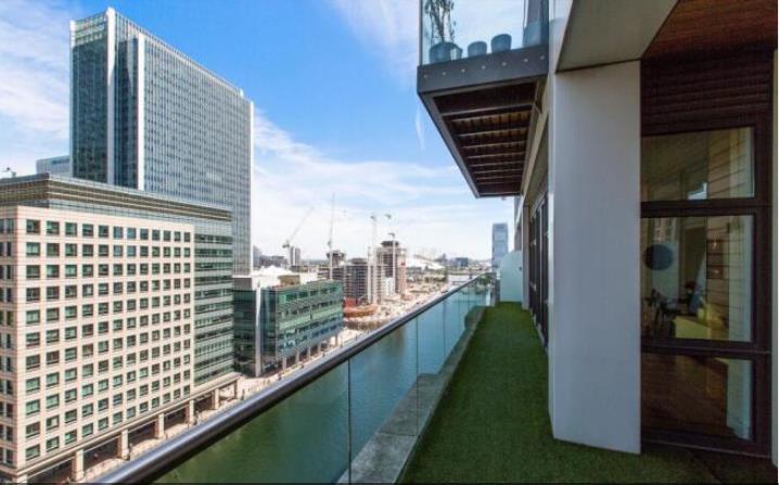 Flat South Quay Square in Greater London