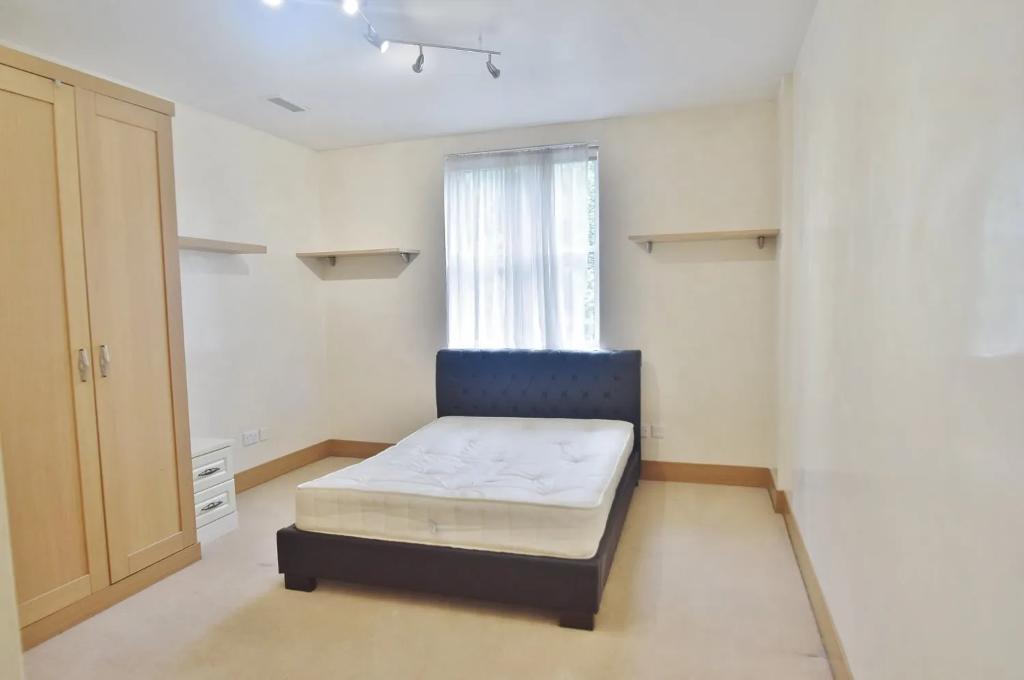 House Courtleigh Gardens in Greater London